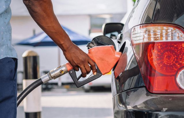 Homem abastecendo o carro em um posto de gasolina