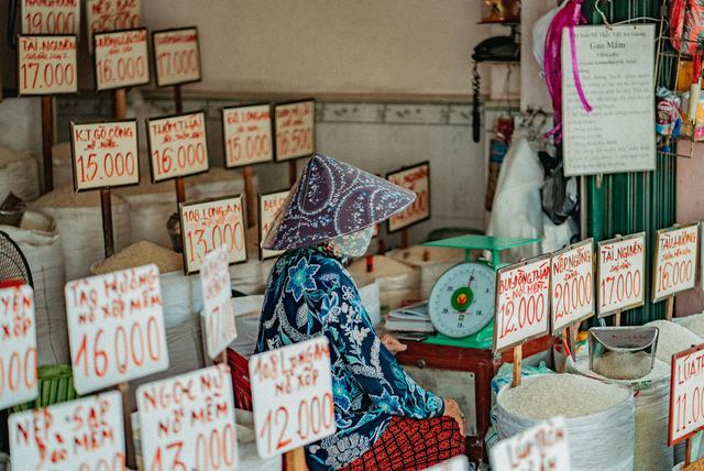 Vendedor de máscara atrás da banca onde vende arroz