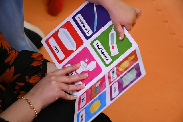 Pessoa segurando um cartão de papel estampado com corações