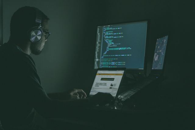 Pessoa programando em um notebook com o código aberto na tela