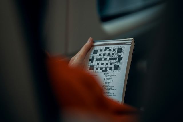 Mulher resolvendo palavras cruzadas em um papel, dentro de um trem.
